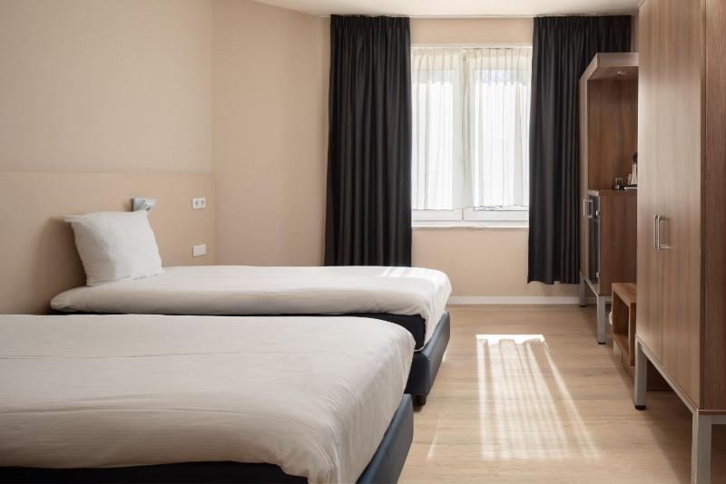 Standard Twin Room image 3