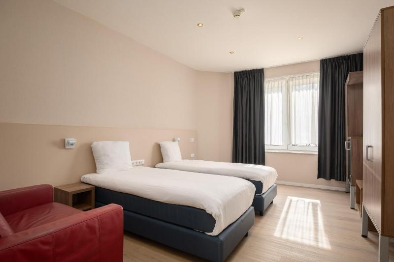 Standard Twin Room image 2