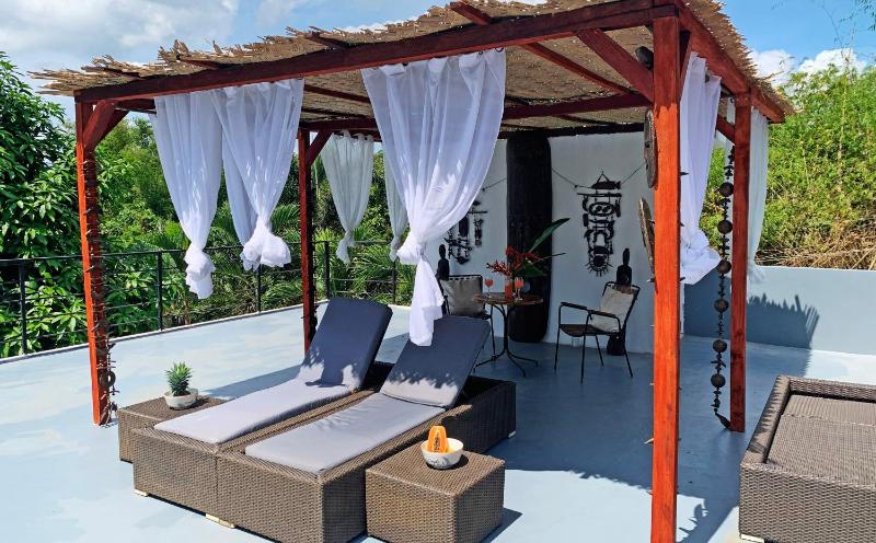 Designer Villa in beautiful garden with pool - image 11