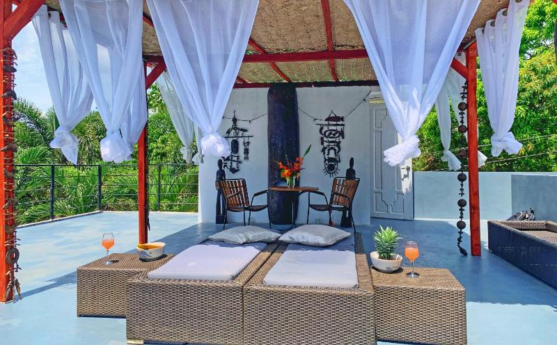 Designer Villa in beautiful garden with pool - image 17