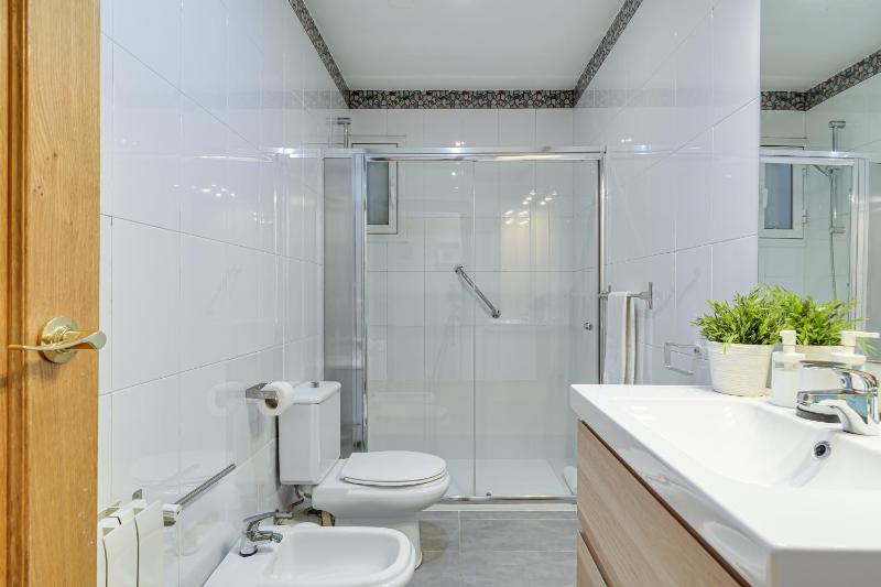 2-bedroom Bright and Classic Sagrada Familia Apartment - image 4