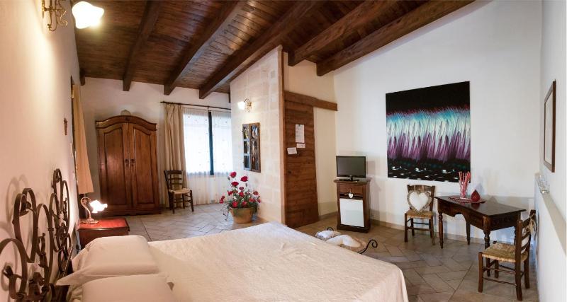 Double or Twin Room image 4