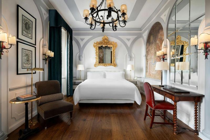 Deluxe, Guest room, 1 King image 1