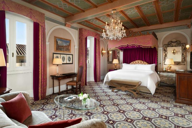 Premium, Guest room, 1 King image 1