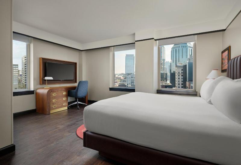 Premium King Room with City View - High Floor image 4