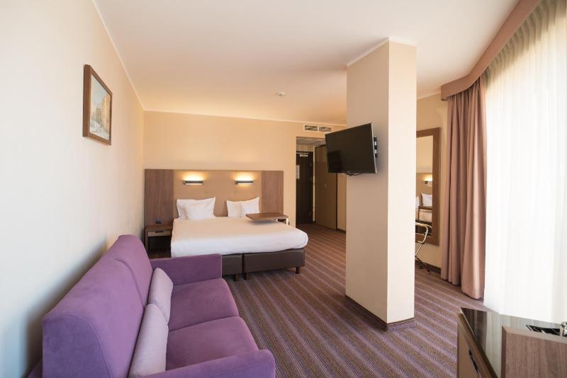 Deluxe Queen Room image 3