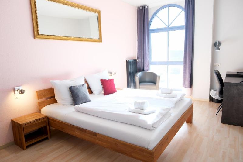 Business Twin Room image 1