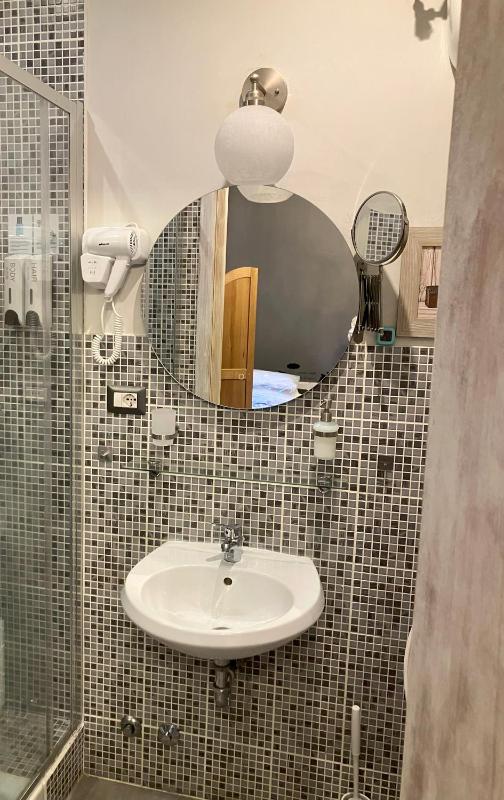 Large Deluxe En-suite  image 2