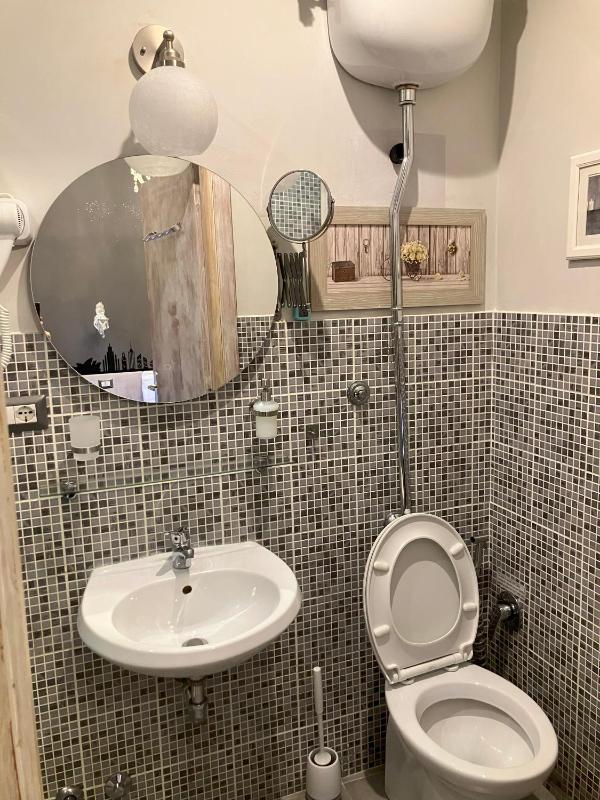 Large Deluxe En-suite  image 4