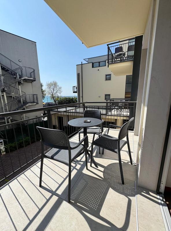 Large Double Room - Upper Floor image 2