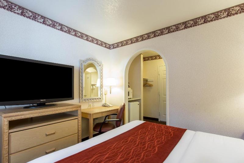 Queen Room - Non-Smoking image 3