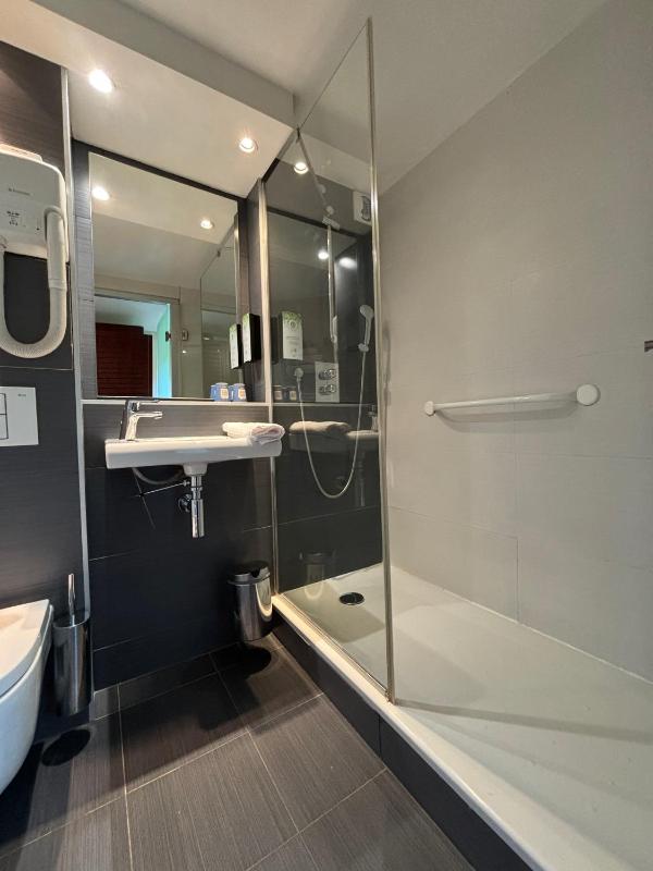 Triple Room (1 Double Bed + 1 Single Bed) image 2