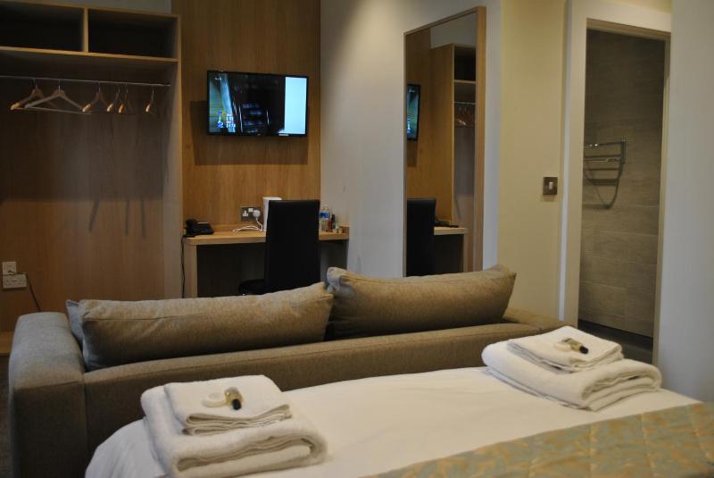 Deluxe Triple Room image 3