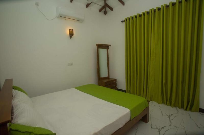 HM Green Palace - image 11