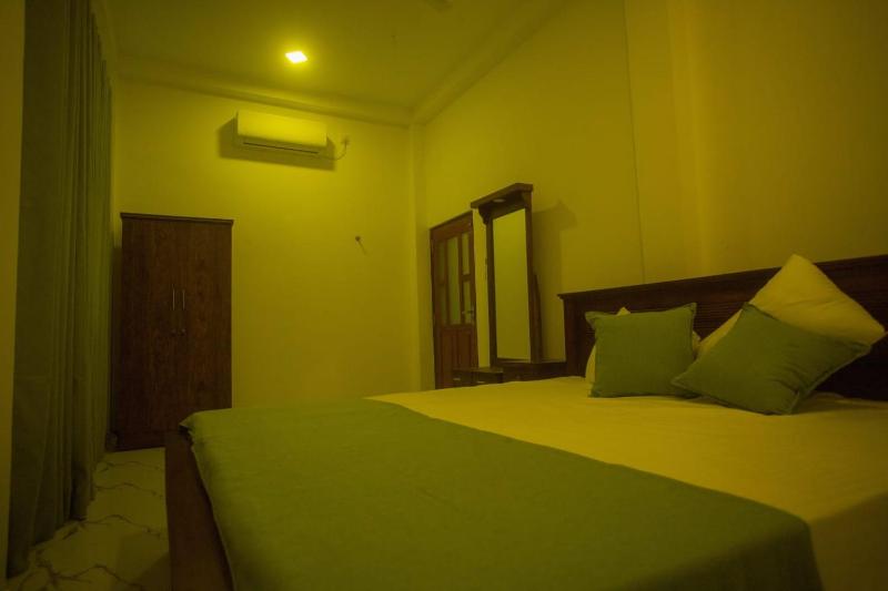 HM Green Palace - image 4