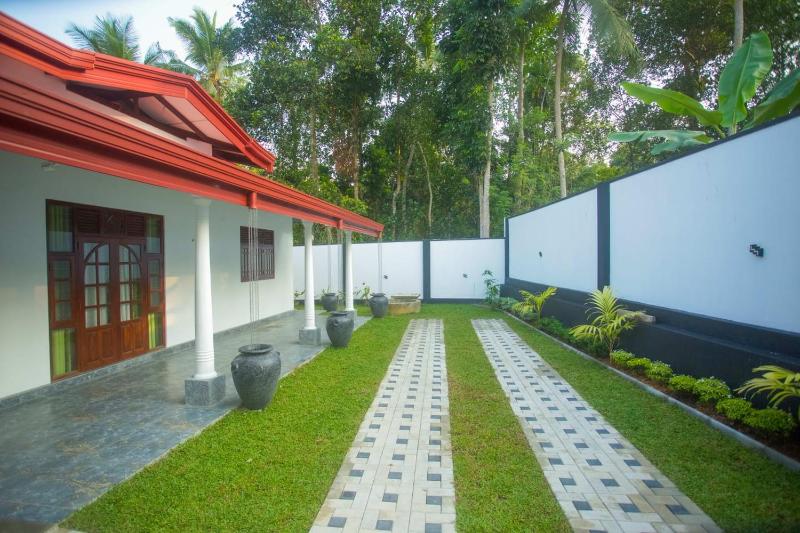HM Green Palace - image 3