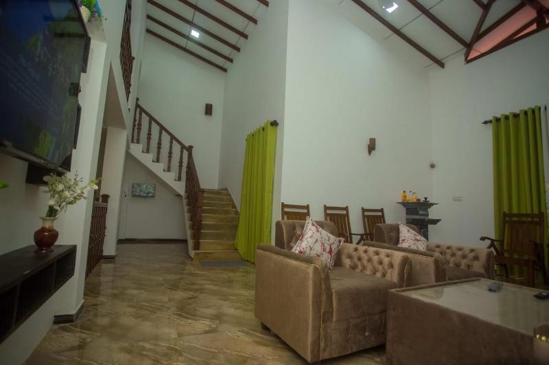 HM Green Palace - image 10
