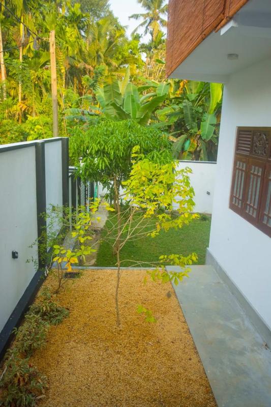 HM Green Palace - image 29