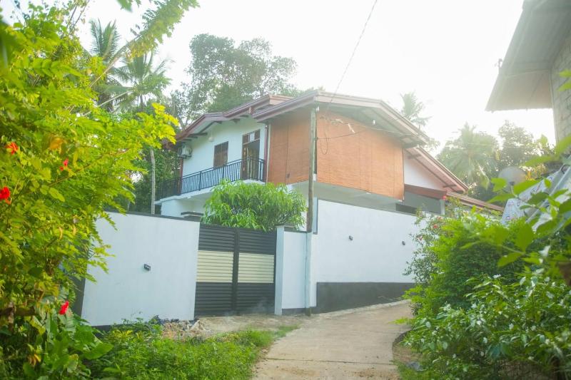 HM Green Palace - image 15