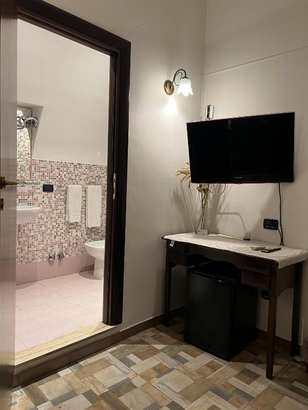 Economy Double Room image 2