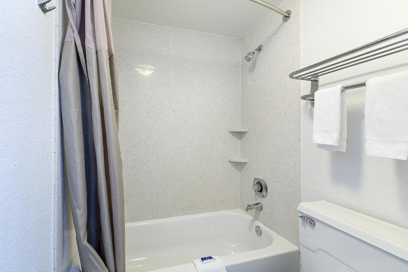 Motel 6 Dallas TX - Market Center - image 14