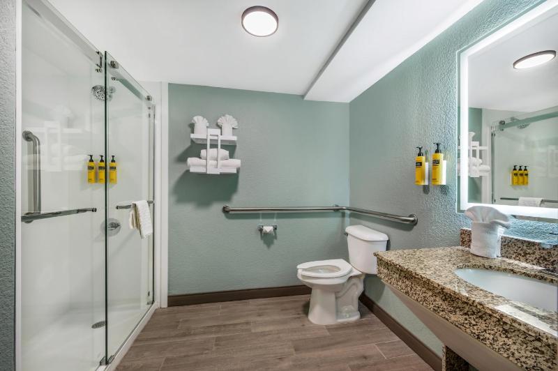 King Room with Sofa Bed and Walk-In Shower - Mobility Accessible image 4