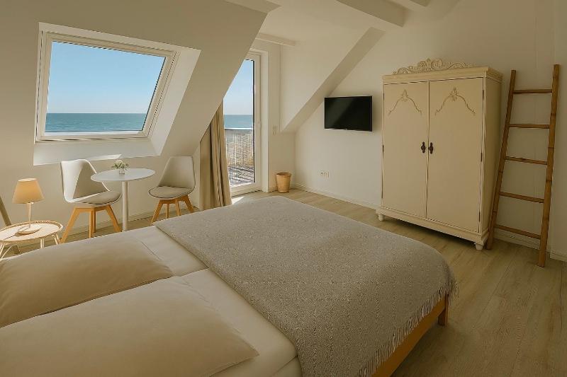 Double Room with Sea View and Balcony image 1