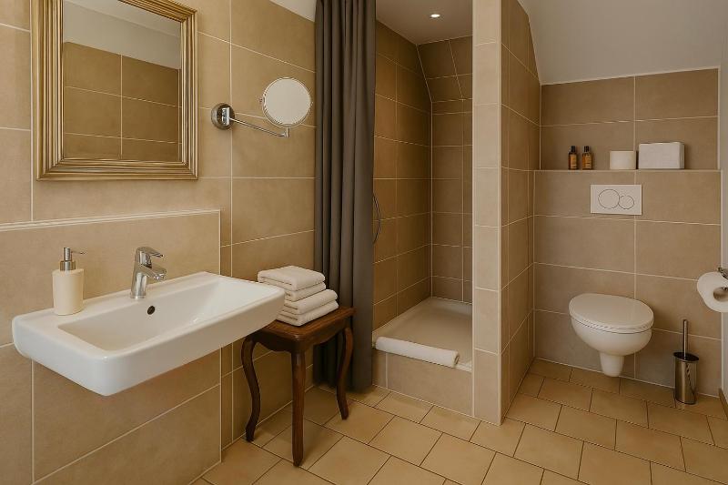 Double Room image 4