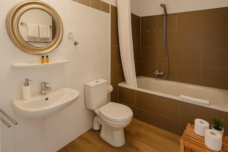 Double Room image 3