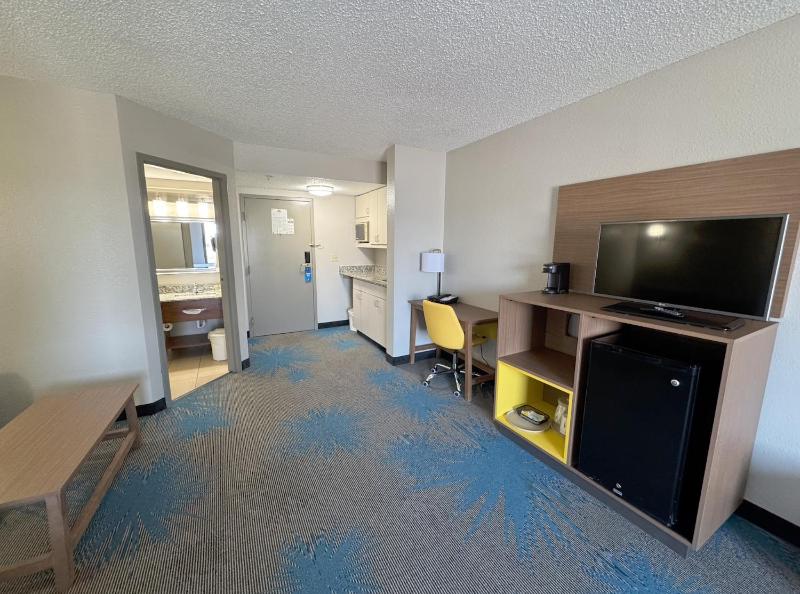 King Suite- Non-Smoking image 3
