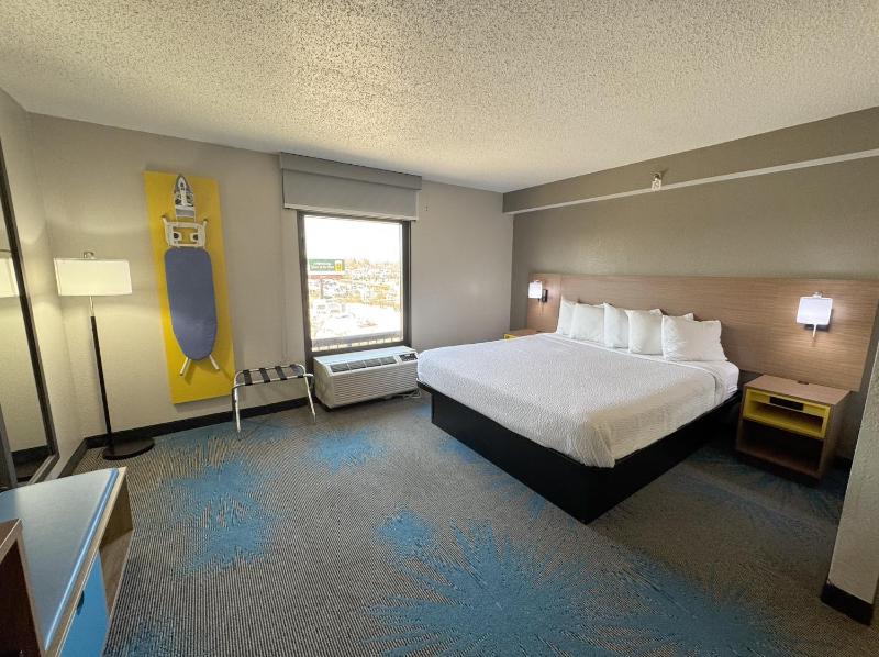 King Suite- Non-Smoking image 4