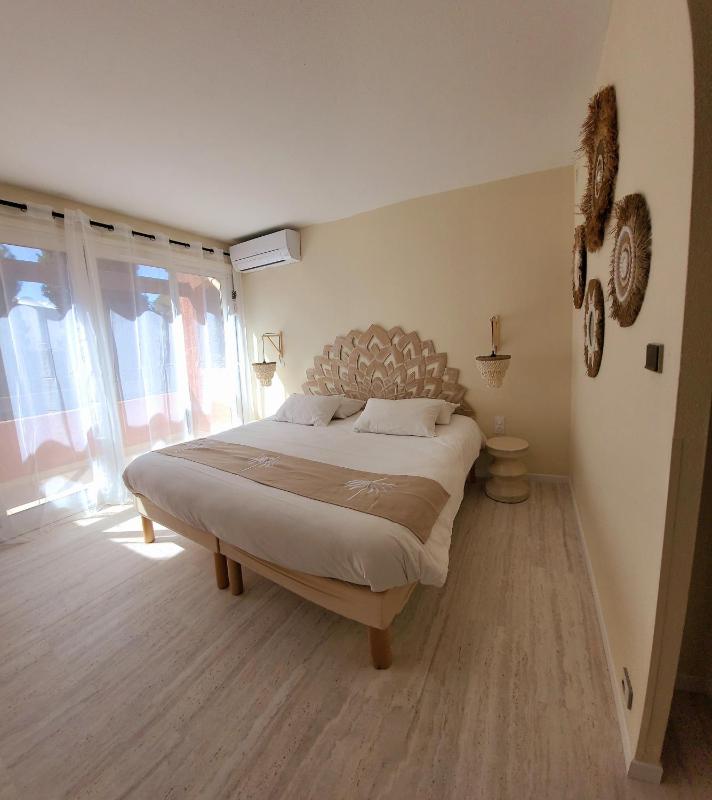 Double Room with Balcony image 2