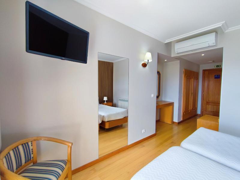 Twin Room image 4