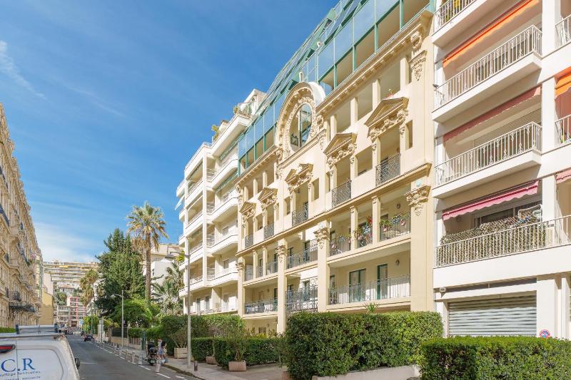 Nice Renting - FLEURS - Luxury Stay Terrace Quiet Private Parking - image 12