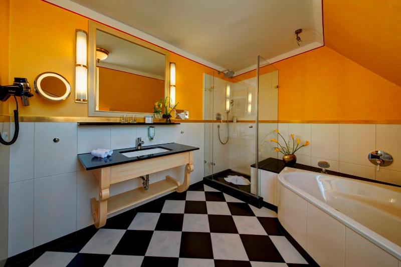 Standard Double Room image 3