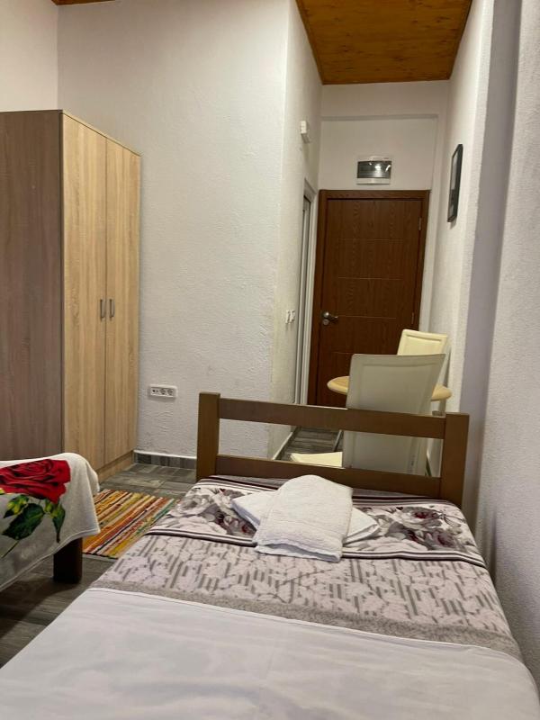 Twin Room with Garden View image 4