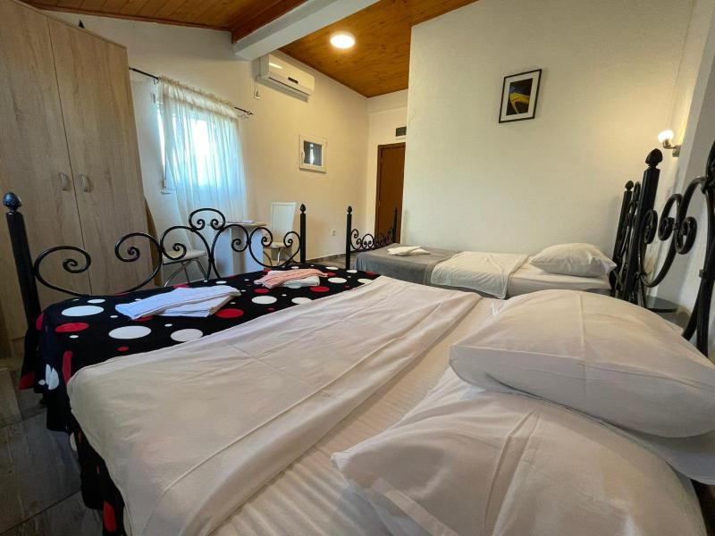 Triple Room with Lake View image 2