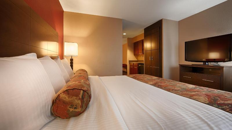 King Suite with Sofa Bed image 3