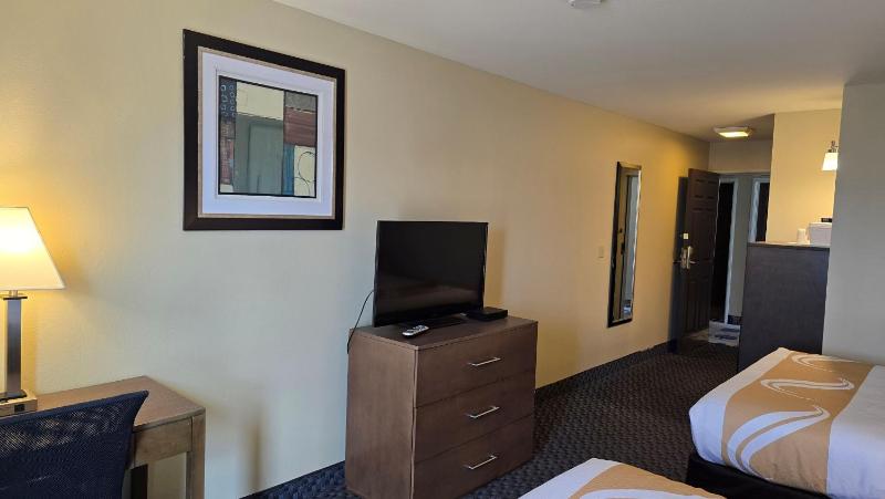 Standard Queen Room image 3