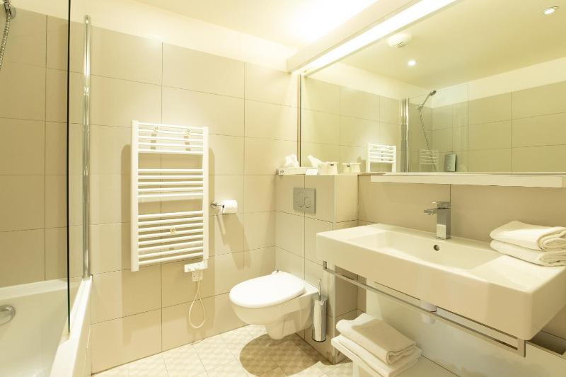 Standard Quintuple Room with Two King Beds and Private Patio image 1