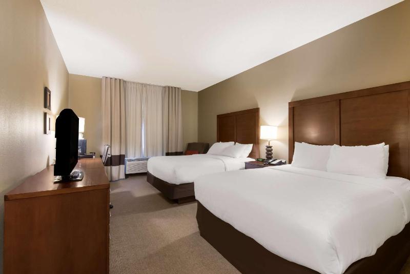 Queen Room with Two Queen Beds - Non-Smoking image 3