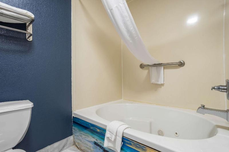 One-Bedroom King Suite - Non-Smoking image 2