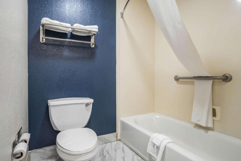 Queen Suite - Non-Smoking image 2