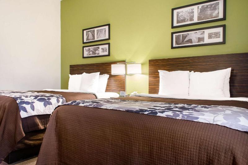 Queen Room with Two Queen Beds - Non-Smoking image 3