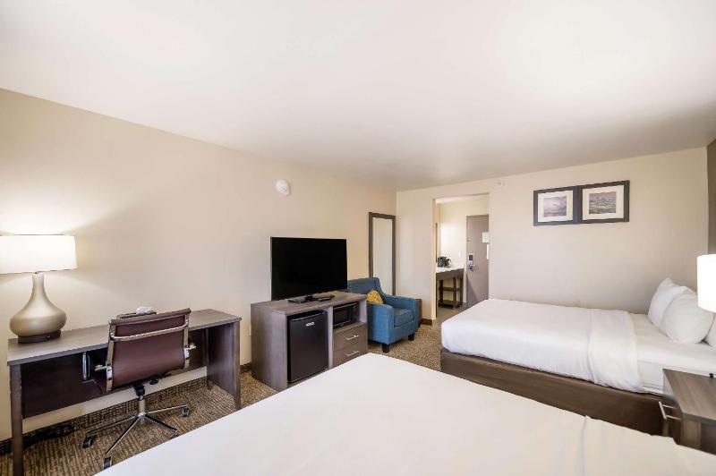 Queen Room with Two Queen Beds - Non-Smoking image 4