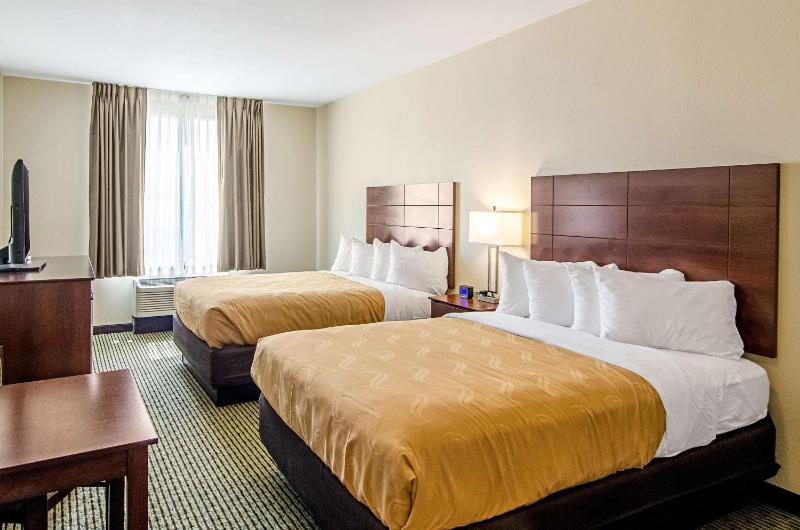 Queen Room with Two Queen Beds - Non-Smoking image 1
