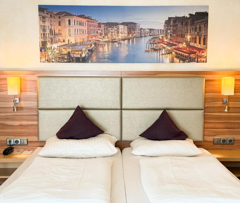 Standard Double Room image 3