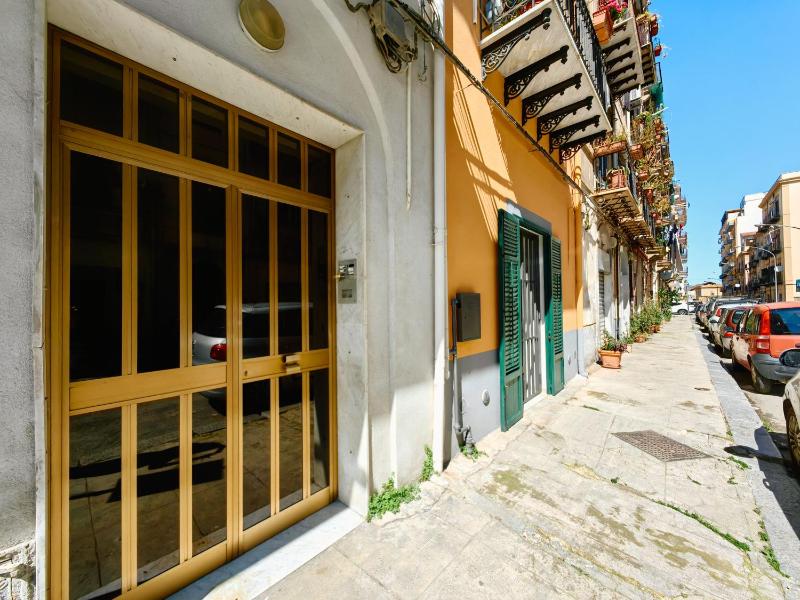 Basso 61 Urban Oasis with Private Mini Pool & Courtyard - Families & Groups - image 28