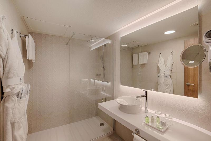 Junior Suite with Extra Bed (3 Adults + 1 Child) image 3