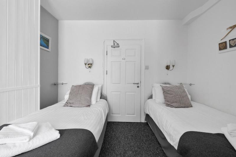 Twin Room with Private Bathroom image 4